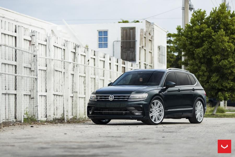  Volkswagen Tiguan R-Line on Vossen Wheels (CV10) 2019 года  (фото 6 из 36)